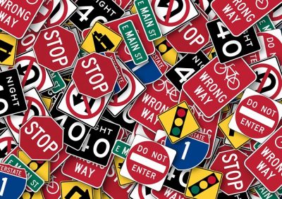 La DGT quiere cambiar para siempre el tráfico de las ciudades, quitando las señales y eliminando muchos semáforos