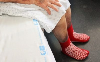 Calcetines antideslizantes para reducir caídas en hospitales